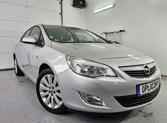 Opel Astra cena 33999 przebieg: 59000, rok produkcji 2010 z Kołobrzeg małe 379